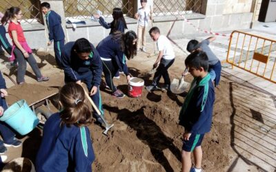 Huerto Escolar 3 Llega la tierra para el bancal