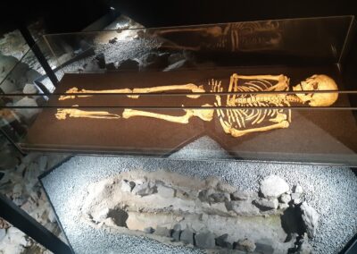 Esqueleto arqueologico scaled 1